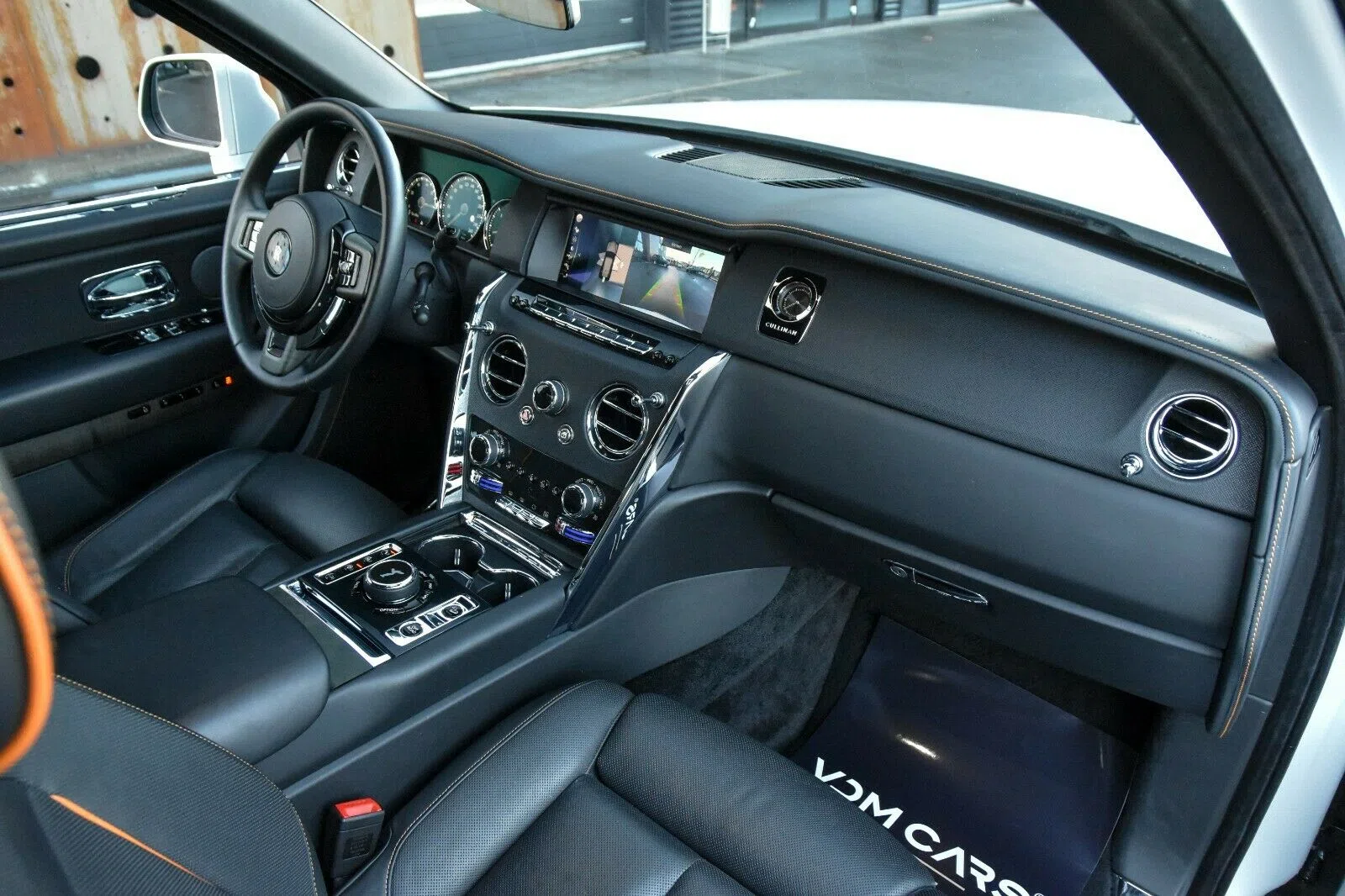 2019 Rolls-Royce Cullinan interior, dashboard, Black Leather