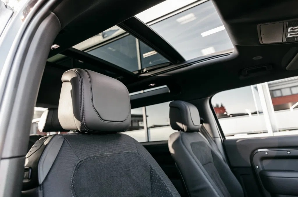 2021 Land Rover Defender V8 interior, Ebony Hide