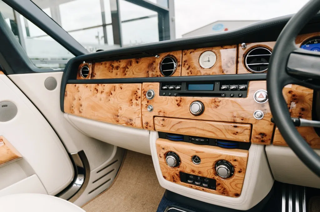 2008 Rolls-Royce Phantom Phantom Drophead interior, dashboard, Leder Creme Light and Navy Blue