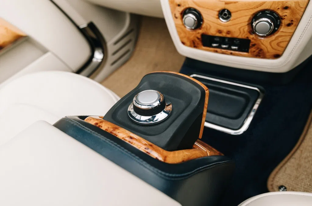 2008 Rolls-Royce Phantom Phantom Drophead interior, center console, Leder Creme Light and Navy Blue