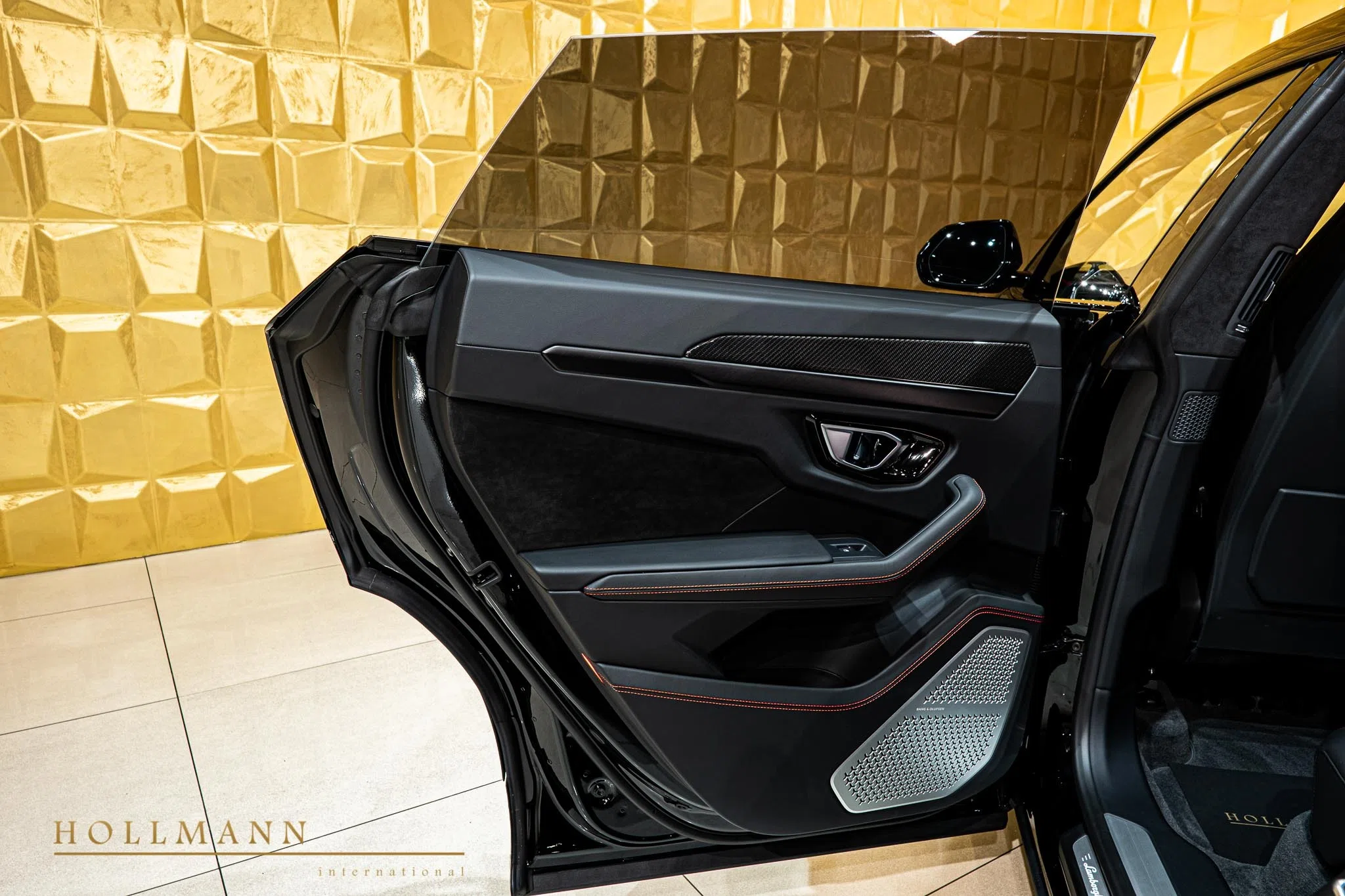 2022 Mansory Urus Venatus interior, door panel, Nero Ade + Rosso Alala