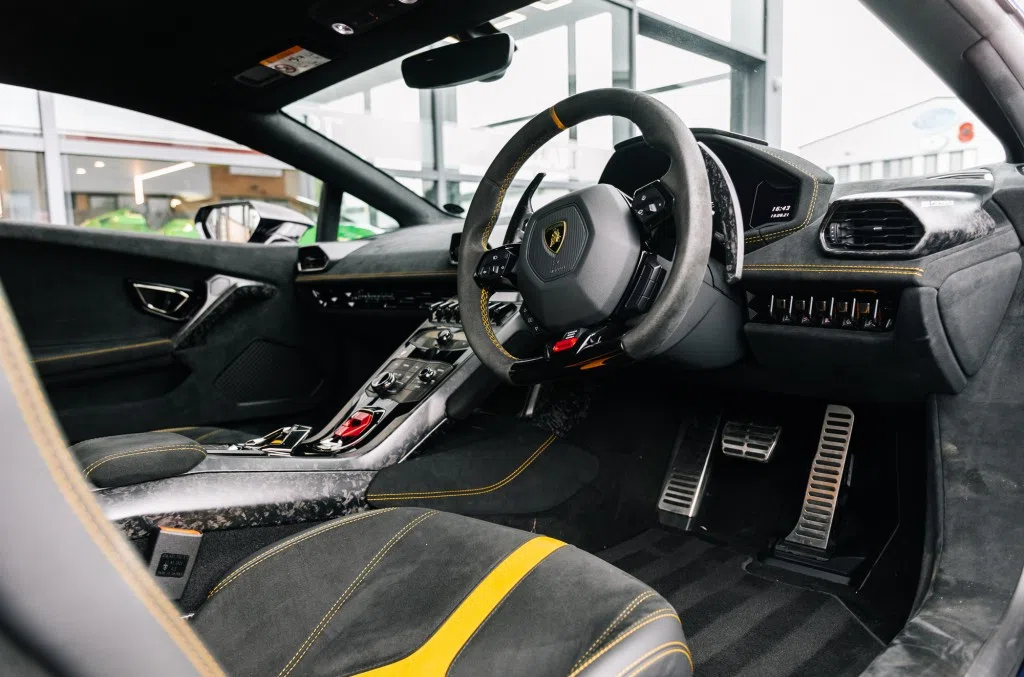 2018 Lamborghini Huracan Performante interior, dashboard, Nero Cosmus