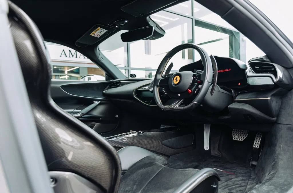 2021 Ferrari SF90 Stradale Assetto interior, dashboard, Nero