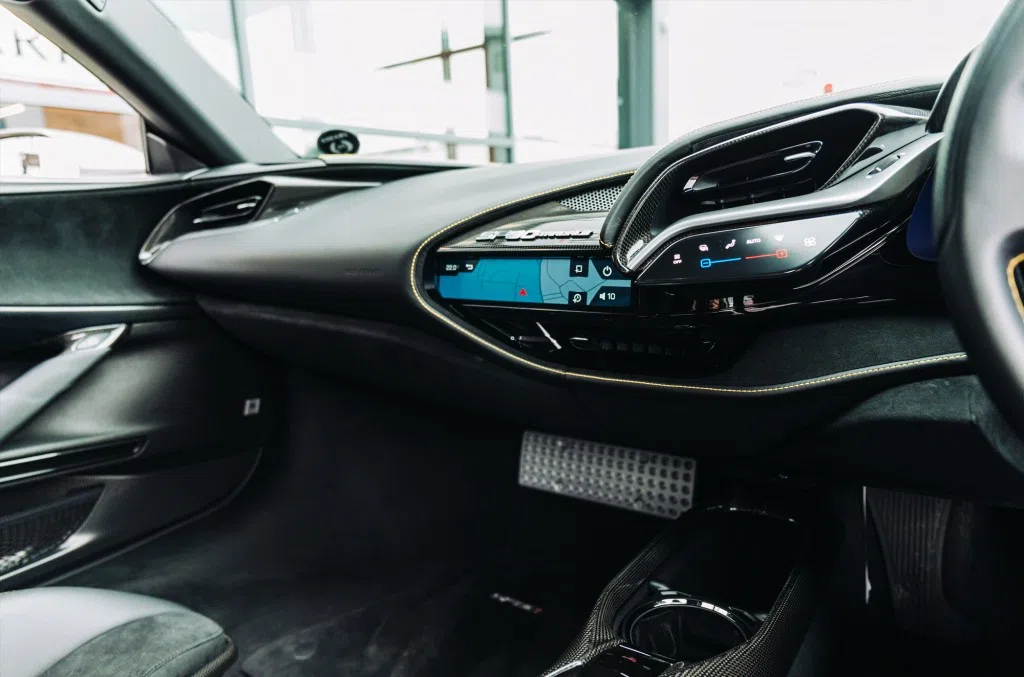 2021 Ferrari SF90 Stradale Assetto interior, Nero