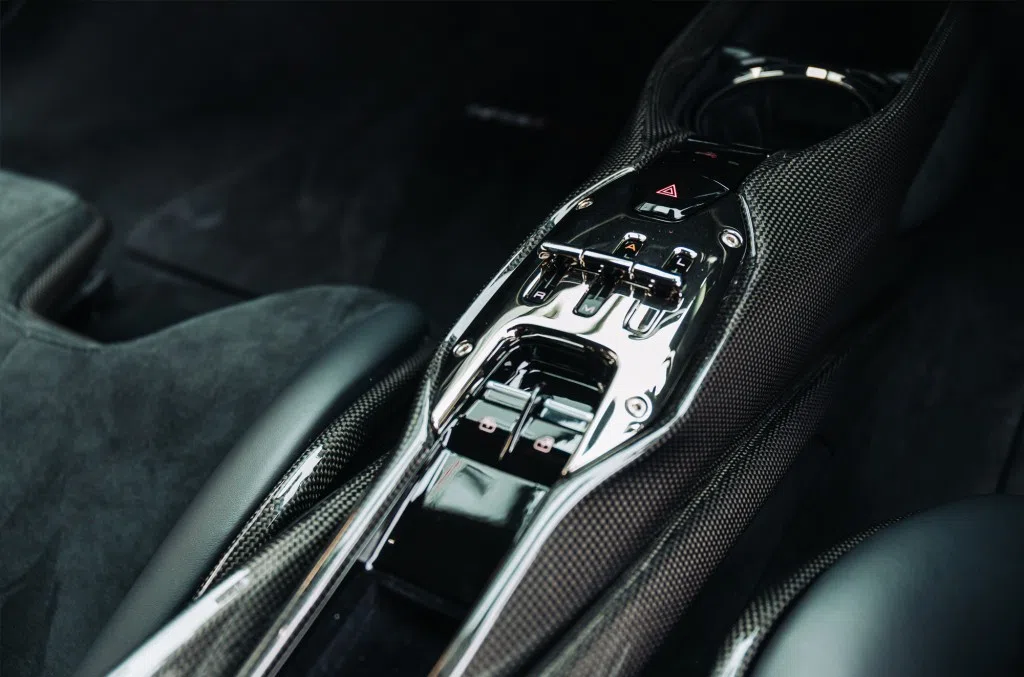 2021 Ferrari SF90 Stradale Assetto interior, center console, Nero