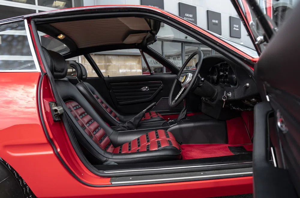 1972 Ferrari 365 GTB/4 Daytona interior, Pelle Nera with Pelle Rossa