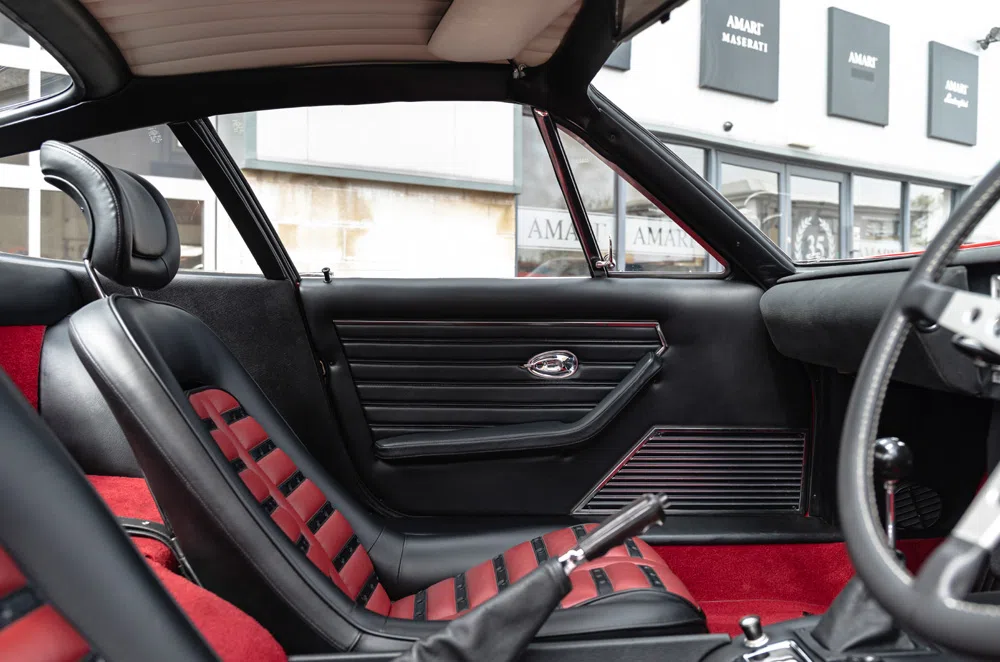 1972 Ferrari 365 GTB/4 Daytona interior, Pelle Nera with Pelle Rossa