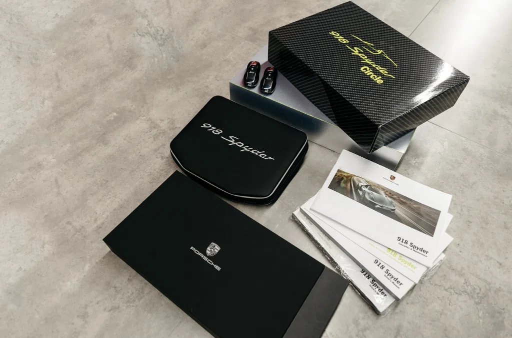 2015 Porsche 918 Spyder, documents and keys