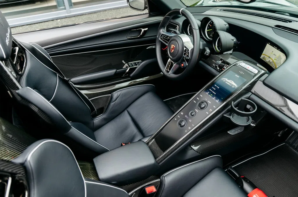2015 Porsche 918 Spyder interior, dashboard, Black Leather