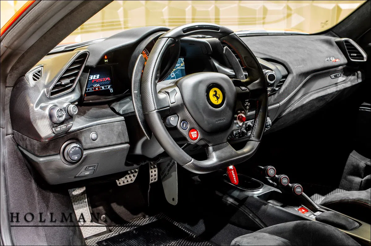 2018 Ferrari 488 Pista interior, dashboard