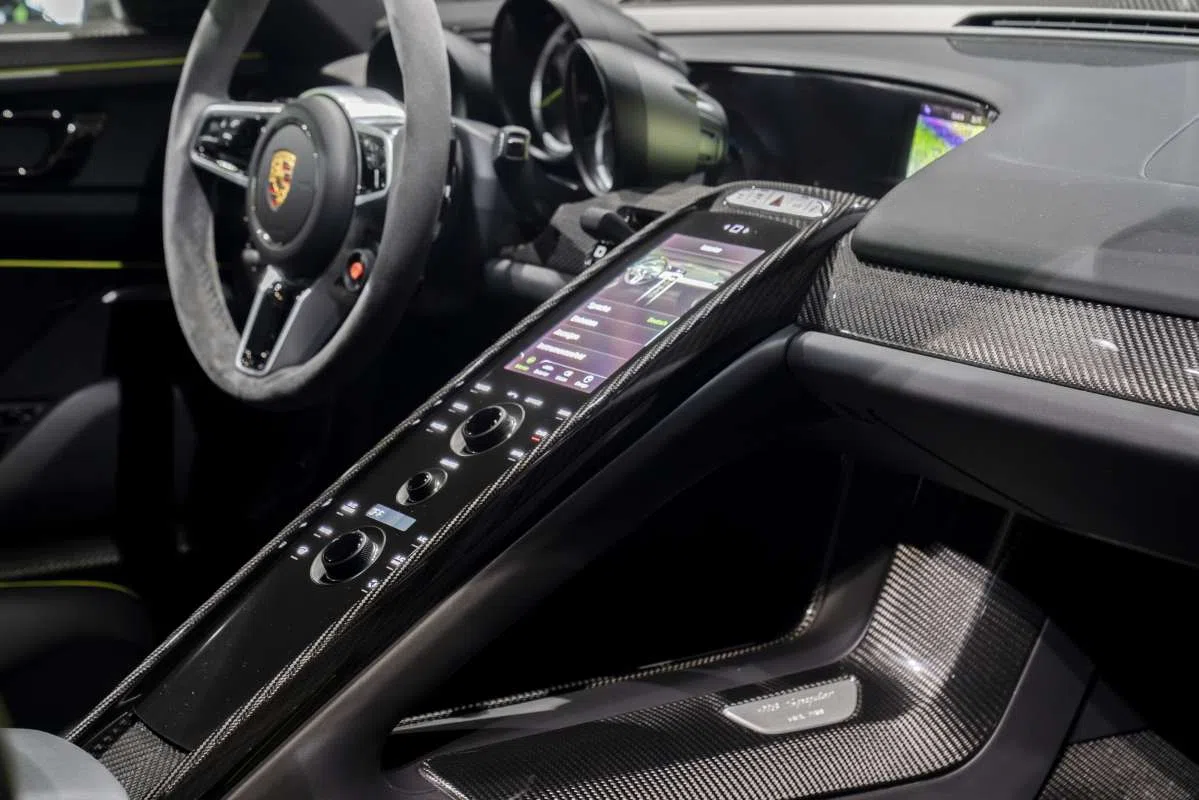 2014 Porsche 918 Spyder interior, dashboard, Schwarz-Gelb