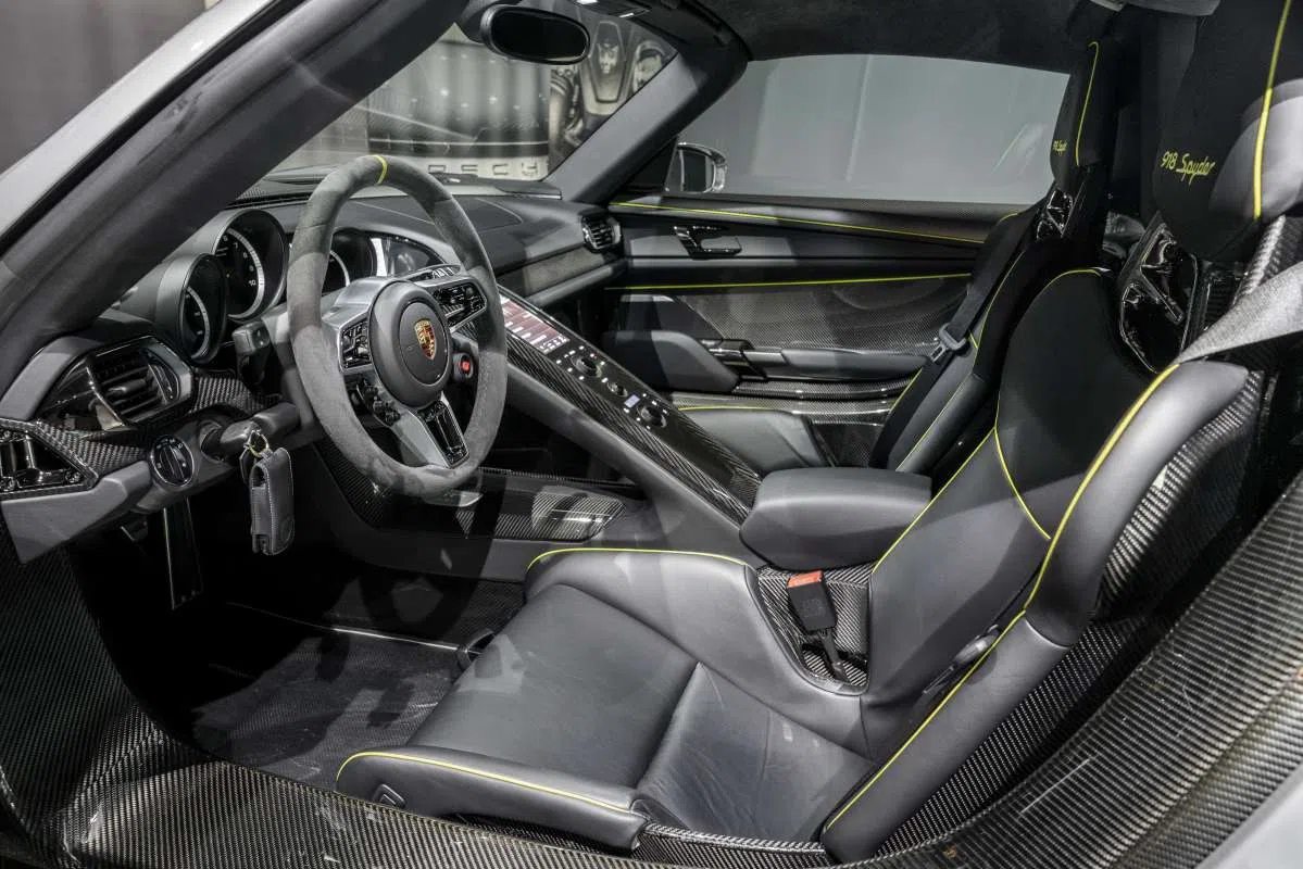 2014 Porsche 918 Spyder interior, Schwarz-Gelb