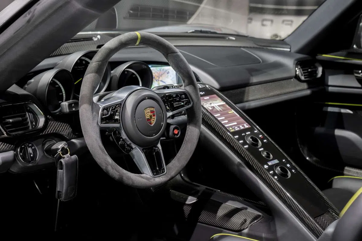 2014 Porsche 918 Spyder interior, dashboard, Schwarz-Gelb