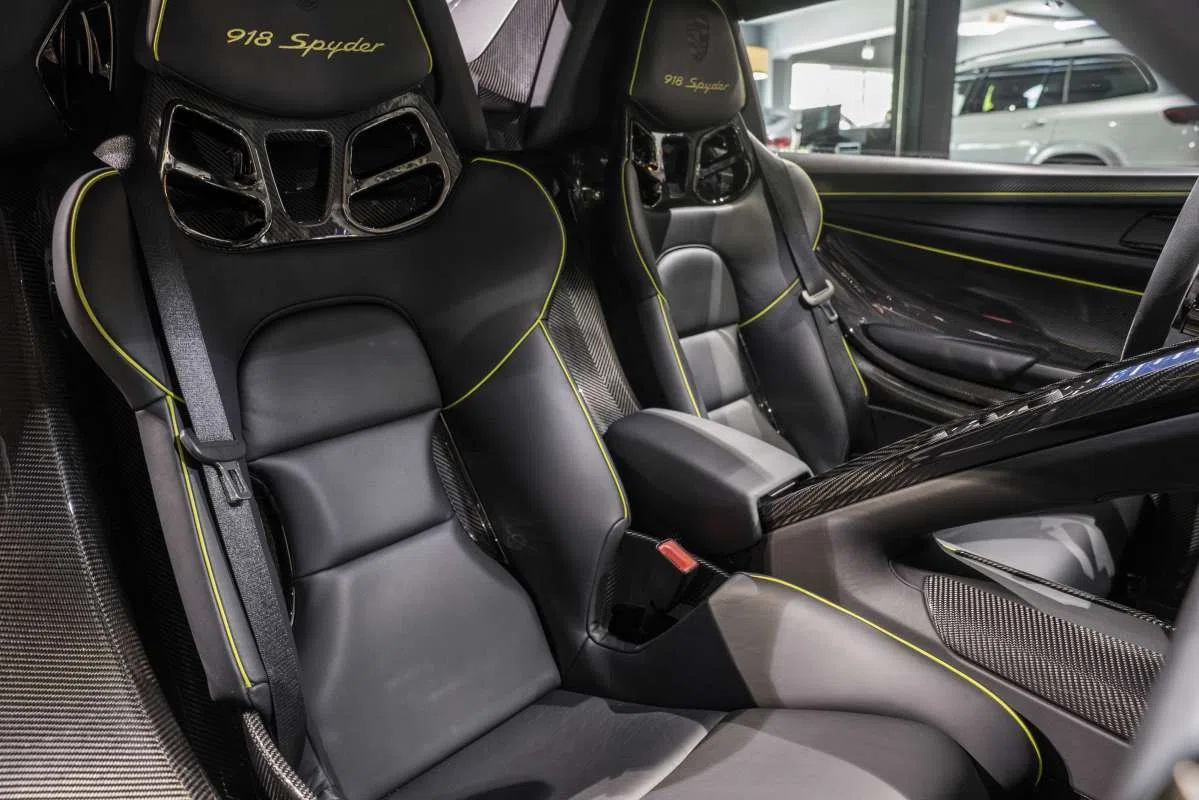 2014 Porsche 918 Spyder interior, seats, Schwarz-Gelb
