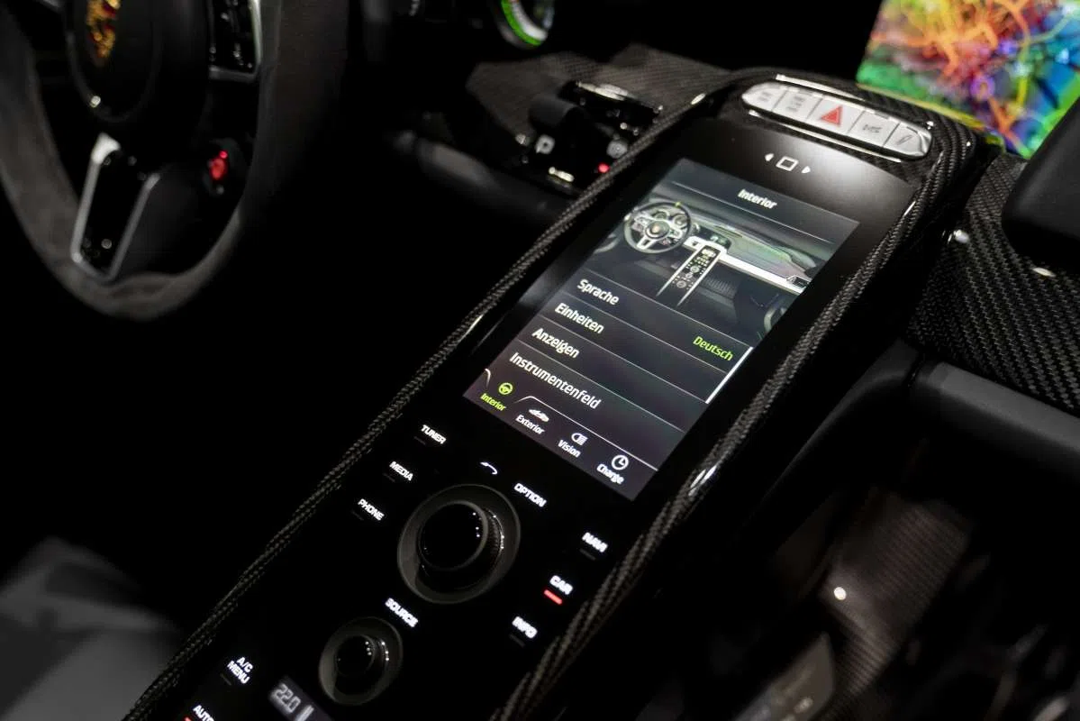 2014 Porsche 918 Spyder interior, center console, Schwarz-Gelb