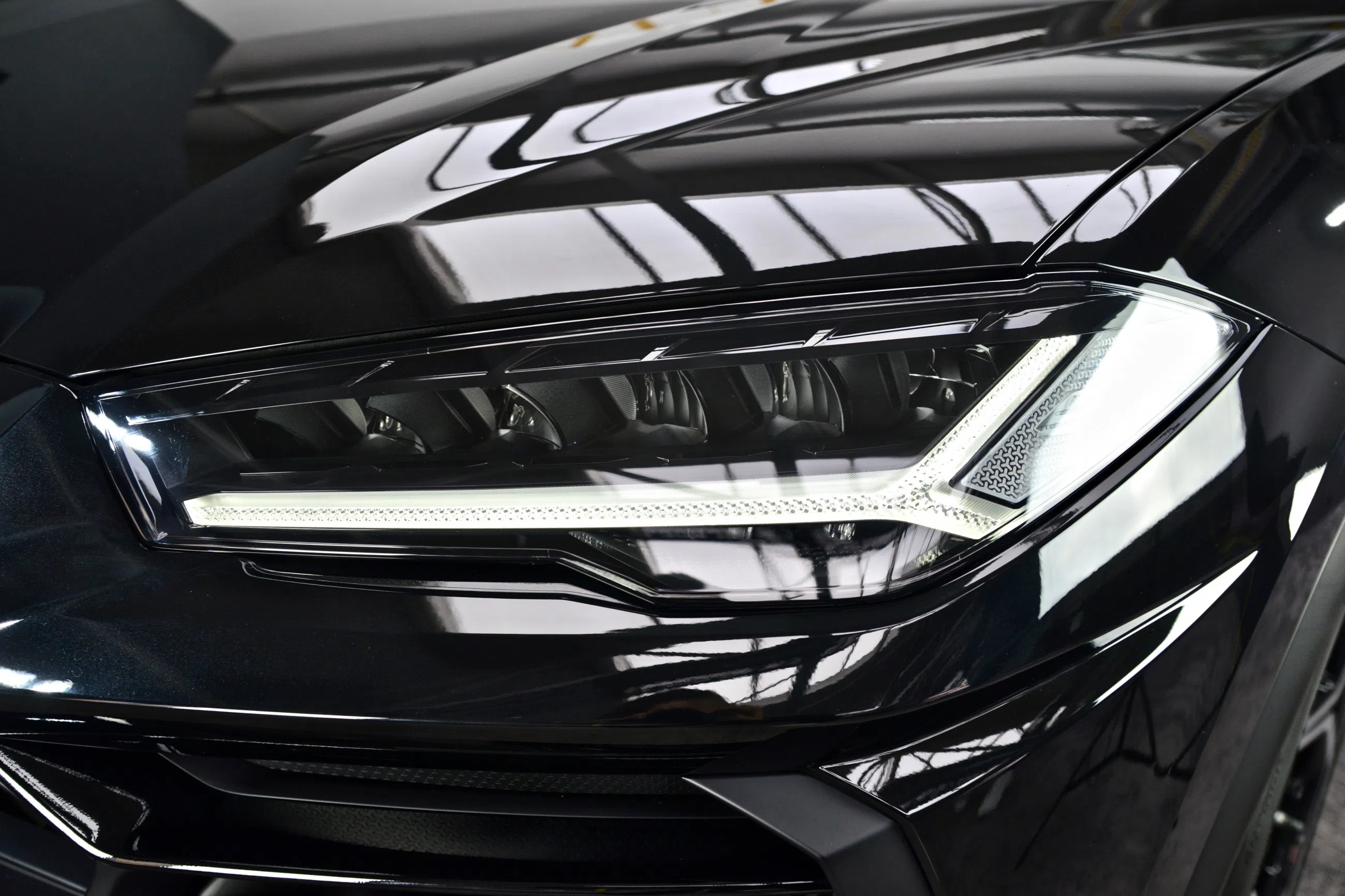 2022 Lamborghini URUS, exterior, Nero Noctis metallic