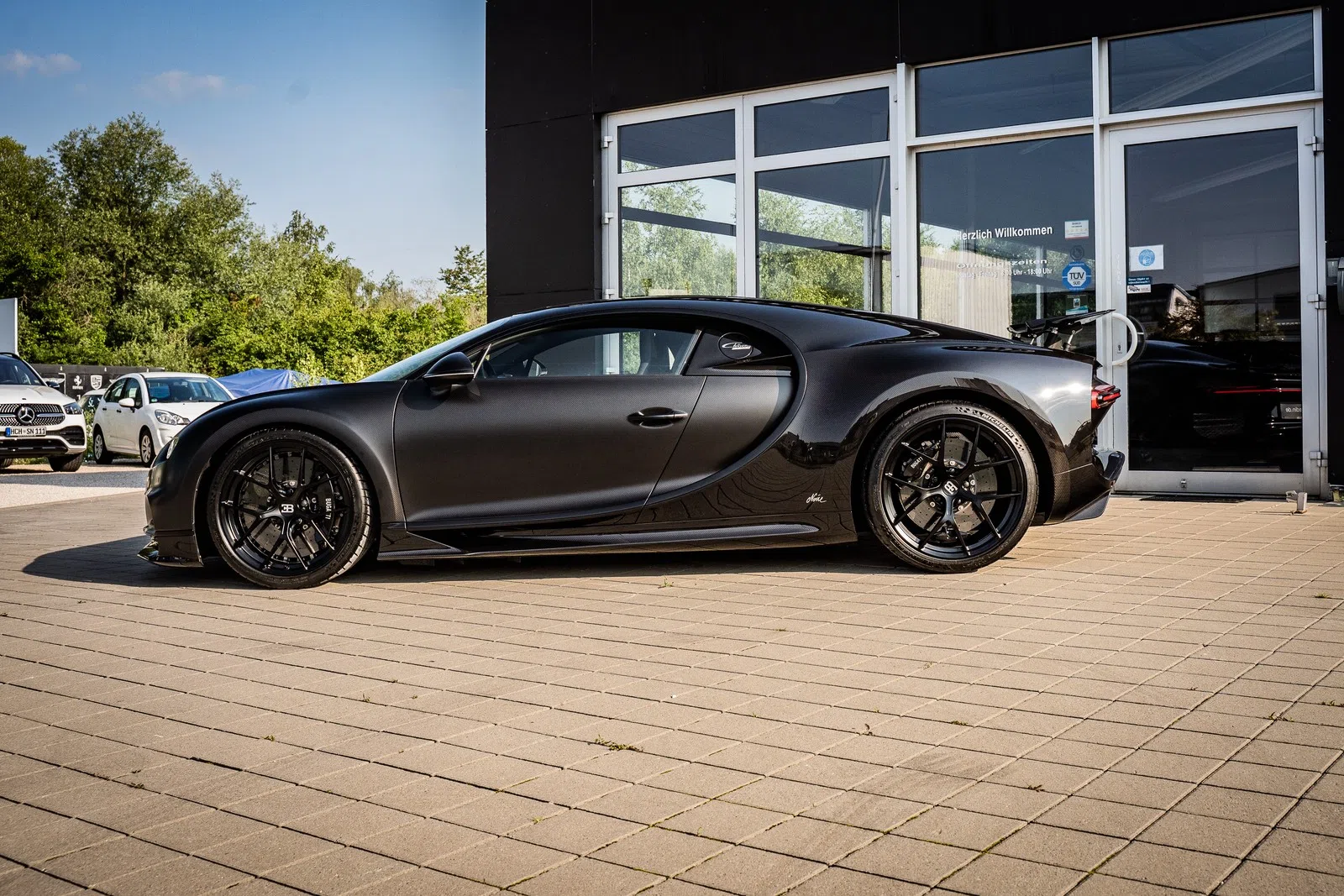 Bugatti Chiron Eqdition Noire 1 of 20 for sale, exterior, Noire Visible Carbon