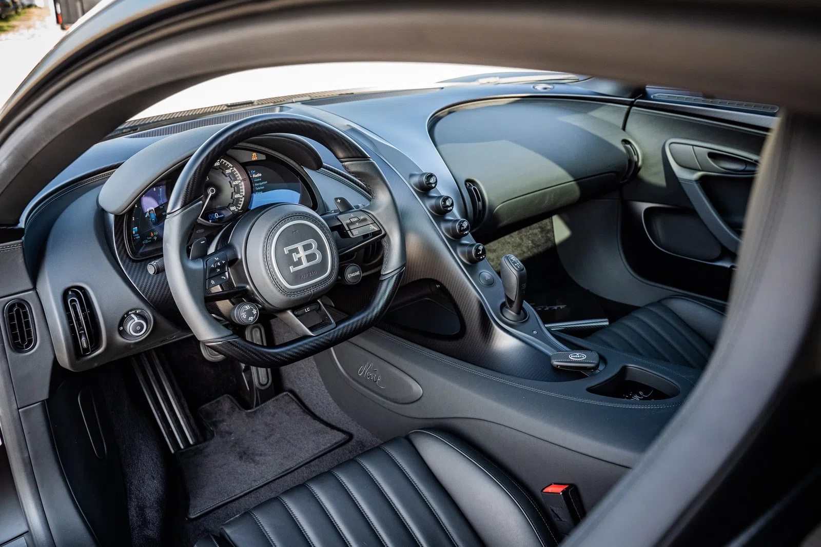 Bugatti Chiron Eqdition Noire 1 of 20 interior, Black | Vollleder