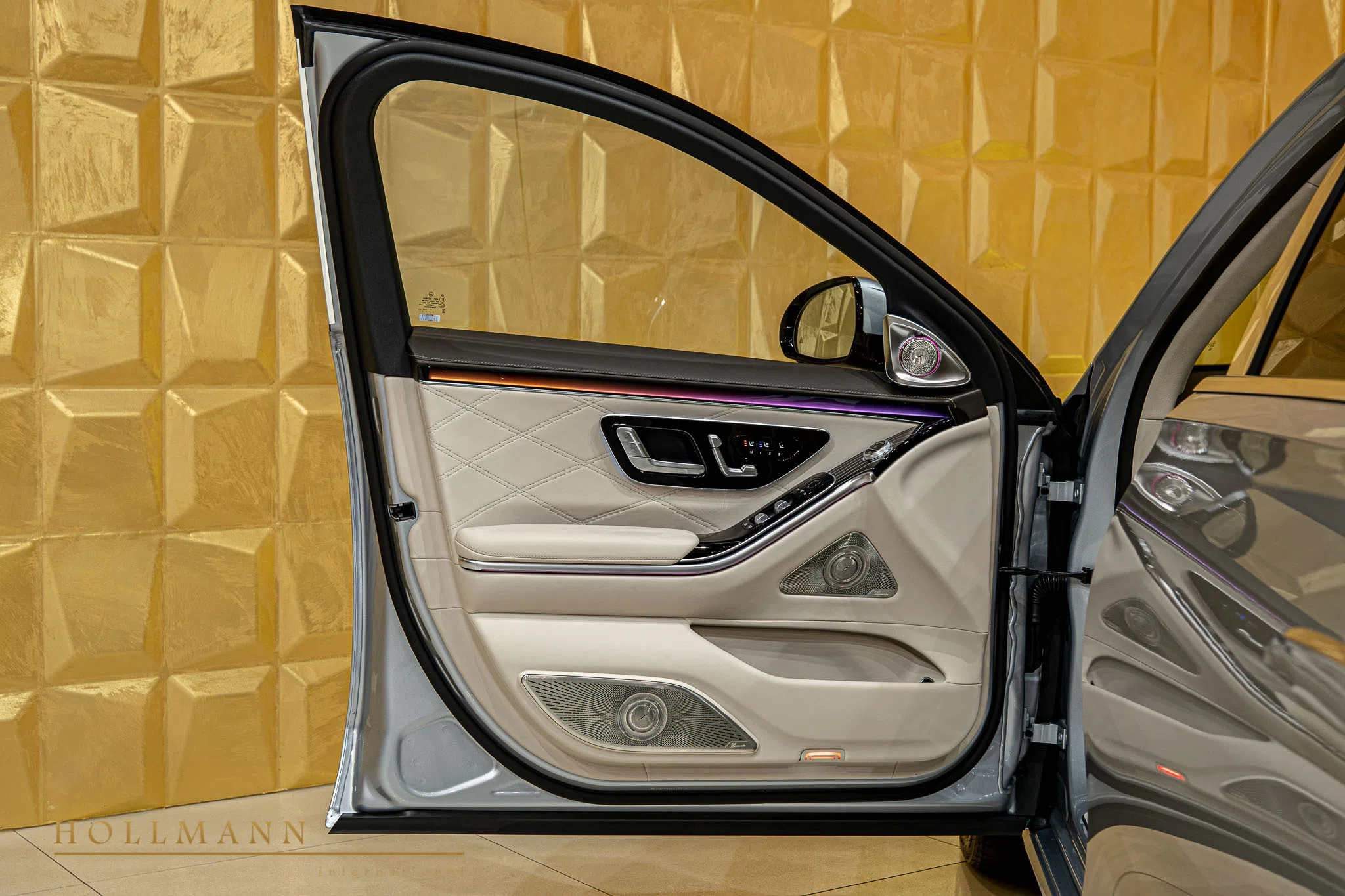 2022 Mercedes-Maybach S 680 interior, door panel, Leather Exclusive Beige