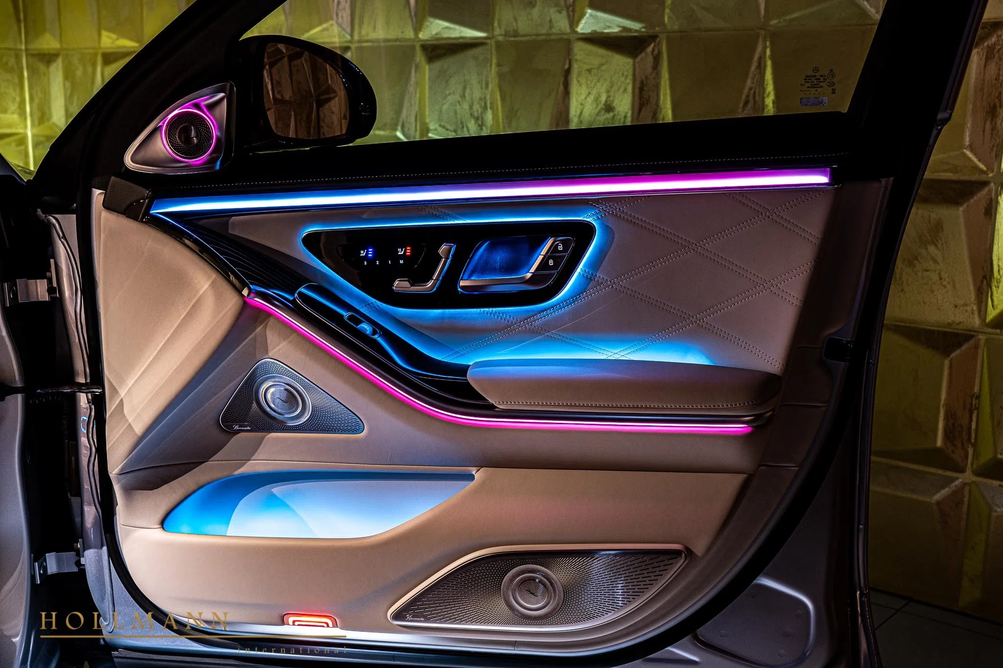 2022 Mercedes-Maybach S 680 interior, door panel, Leather Exclusive Beige