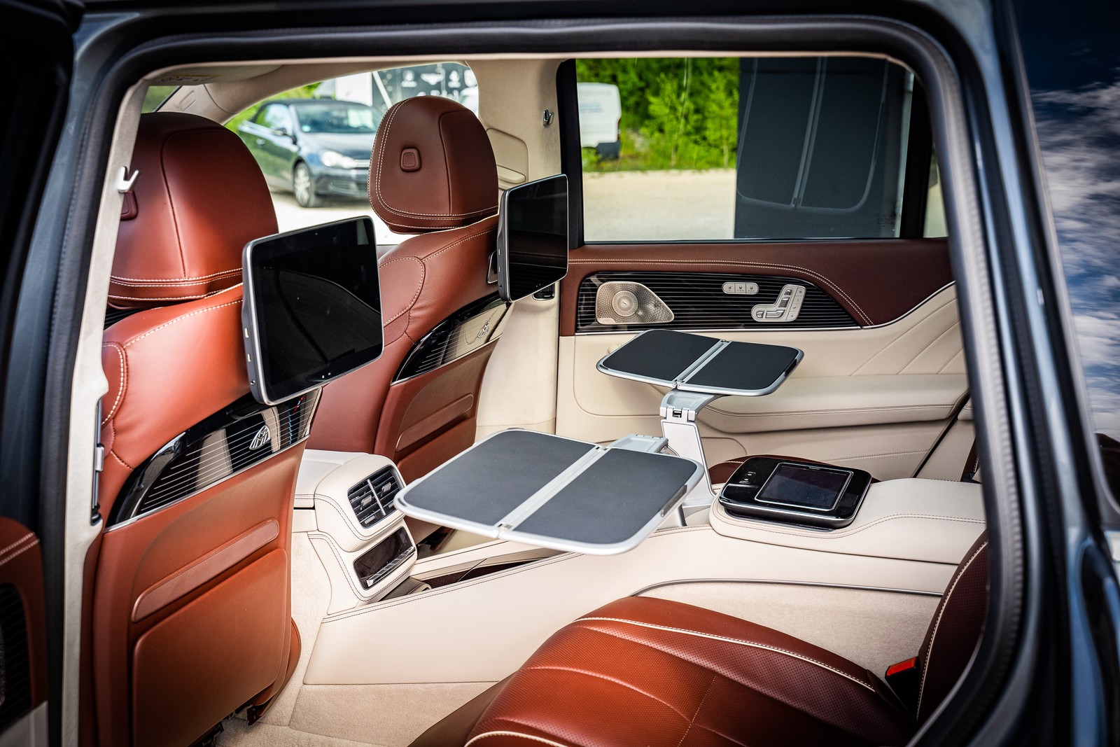 2022 Mercedes-Maybach GLS 600, 2/12