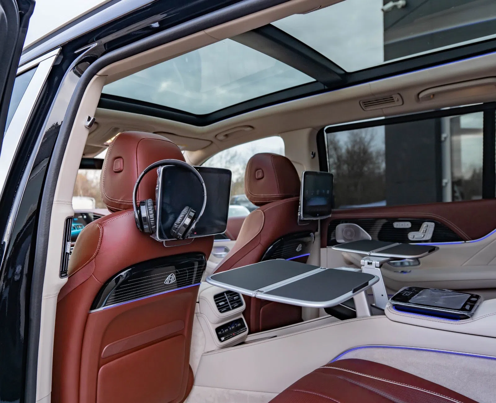 2022 Mercedes-Maybach GLS 600 interior, Braun | Leder
