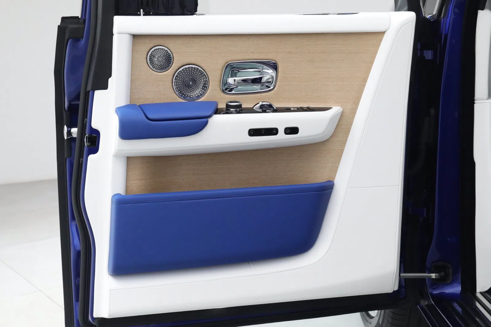 2019 Rolls-Royce Phantom RWD interior, door panel, White Leather