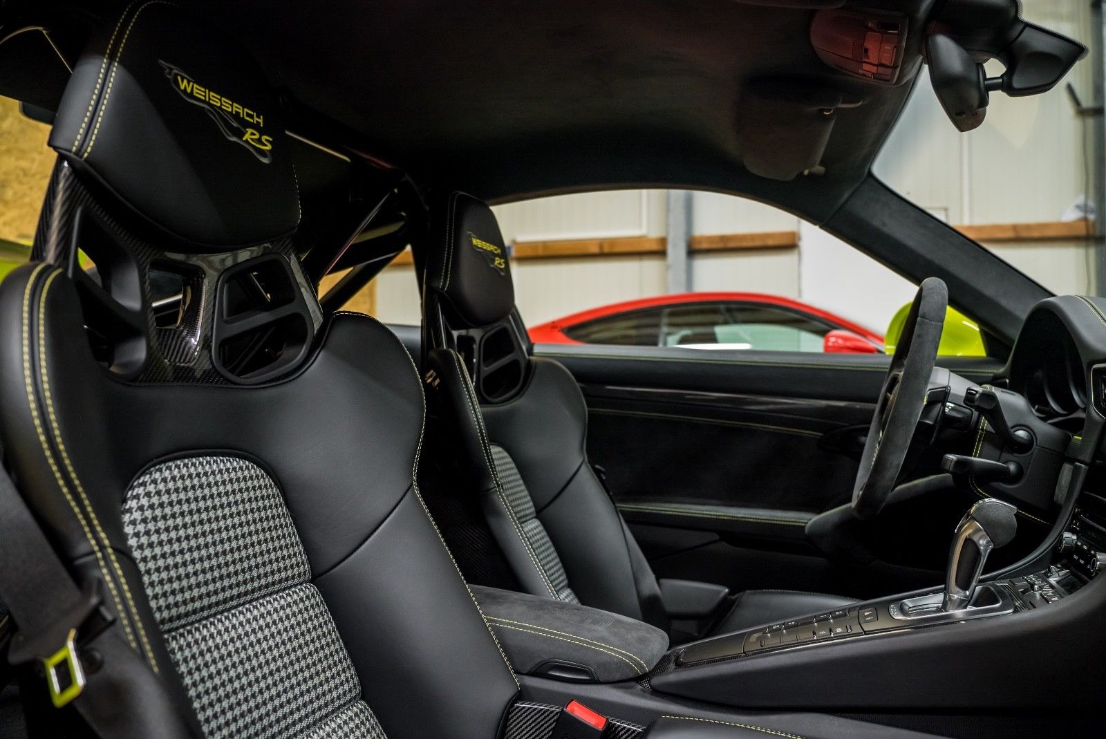 2018 Porsche 911 GT2 RS Weissach Exclusive, 17/20