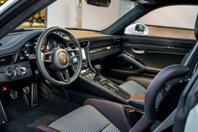 Porsche 911 R interior