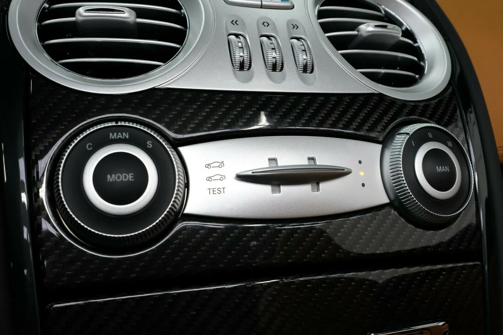 2008 Mercedes-Benz SLR McLaren Roadster interior, center console