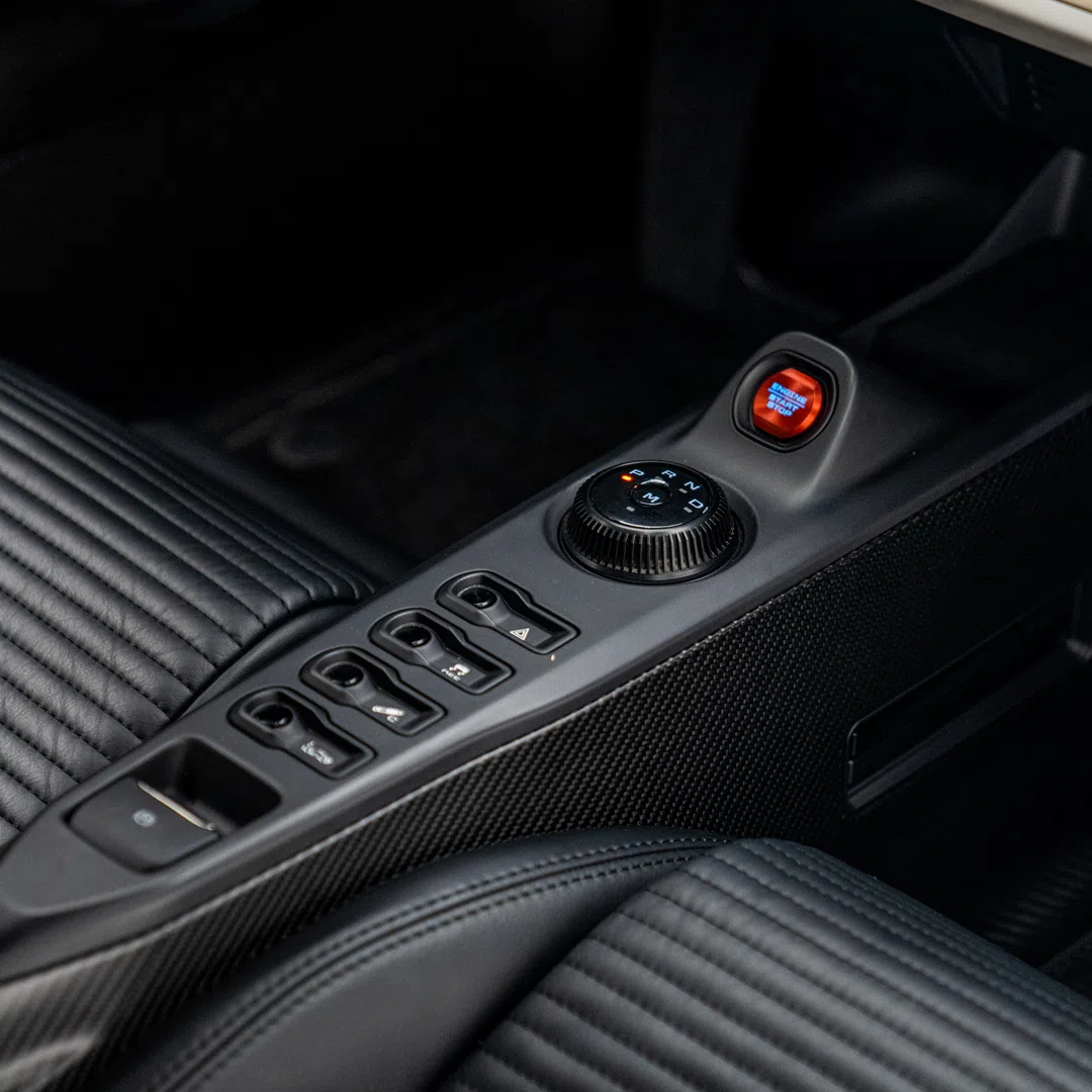 2019 FORD GT interior, center console