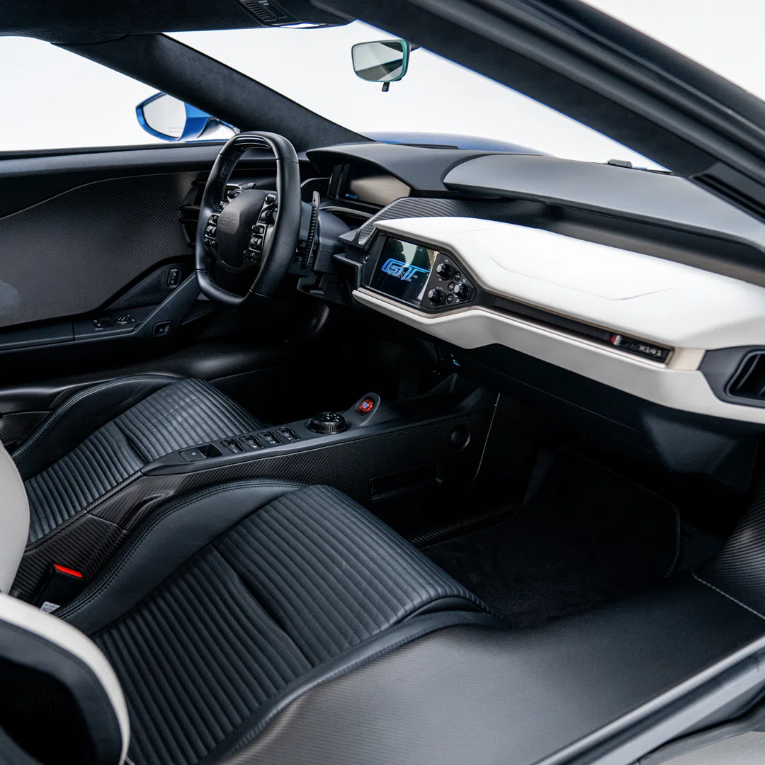 2019 FORD GT interior