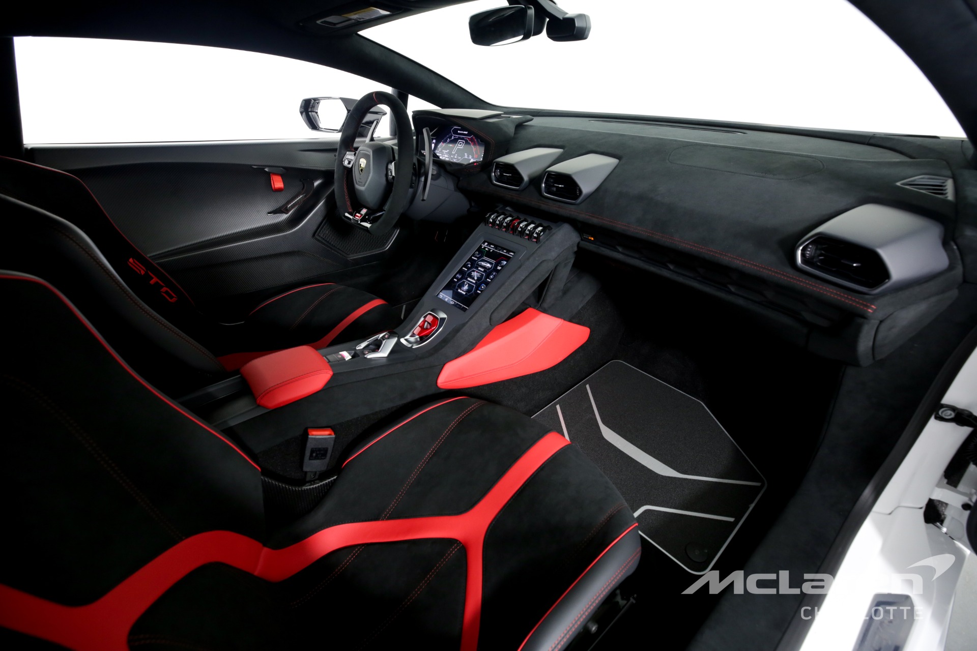 2022 LAMBORGHINI HURACAN STO, 2/17