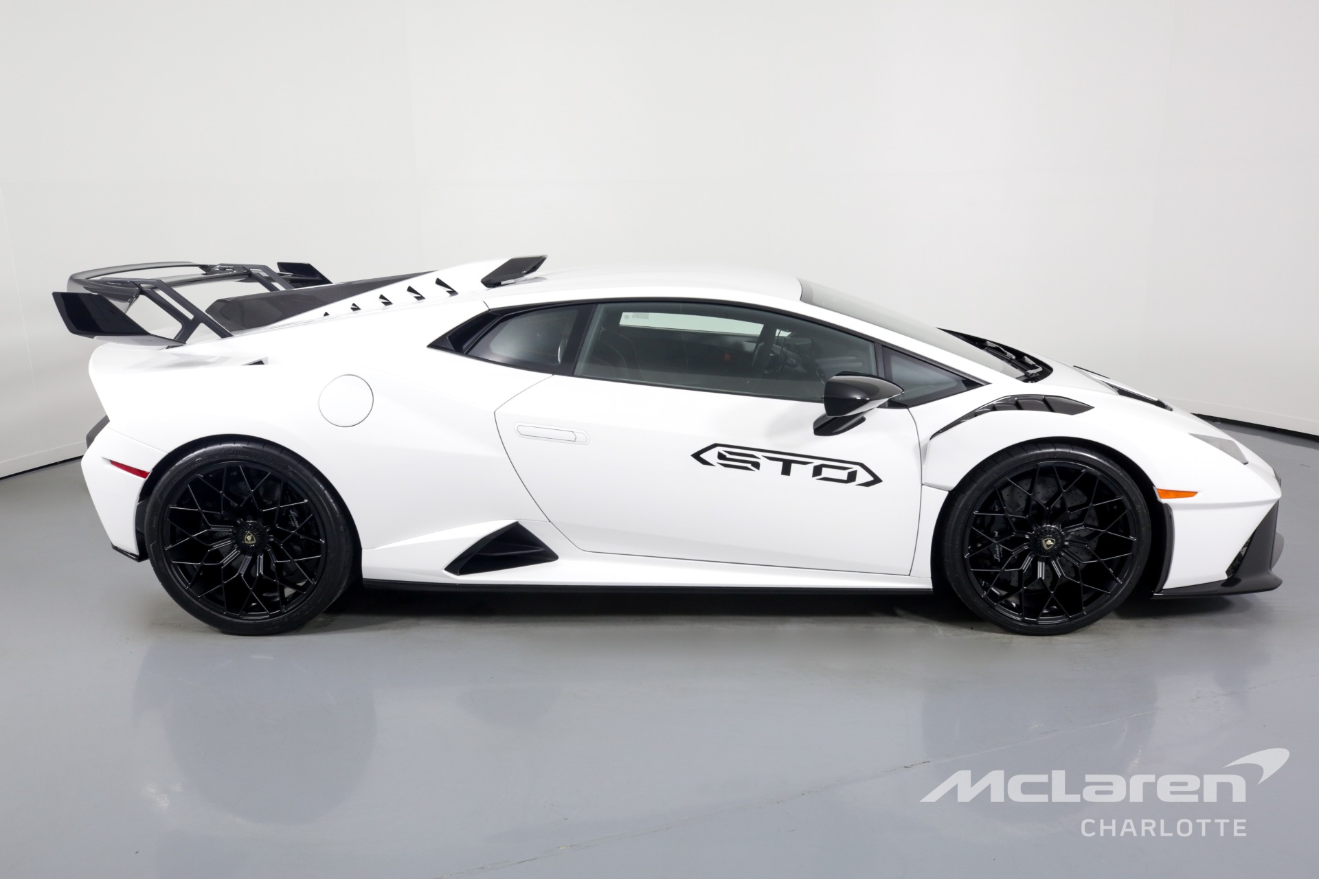 2022 LAMBORGHINI HURACAN STO, 3/17