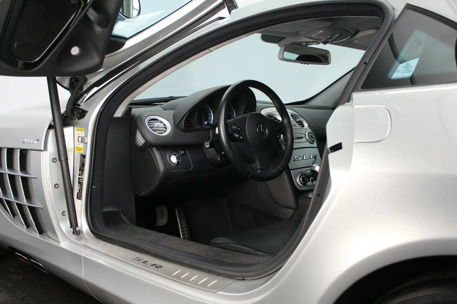 2005 Mercedes-Benz McLaren SLR interior