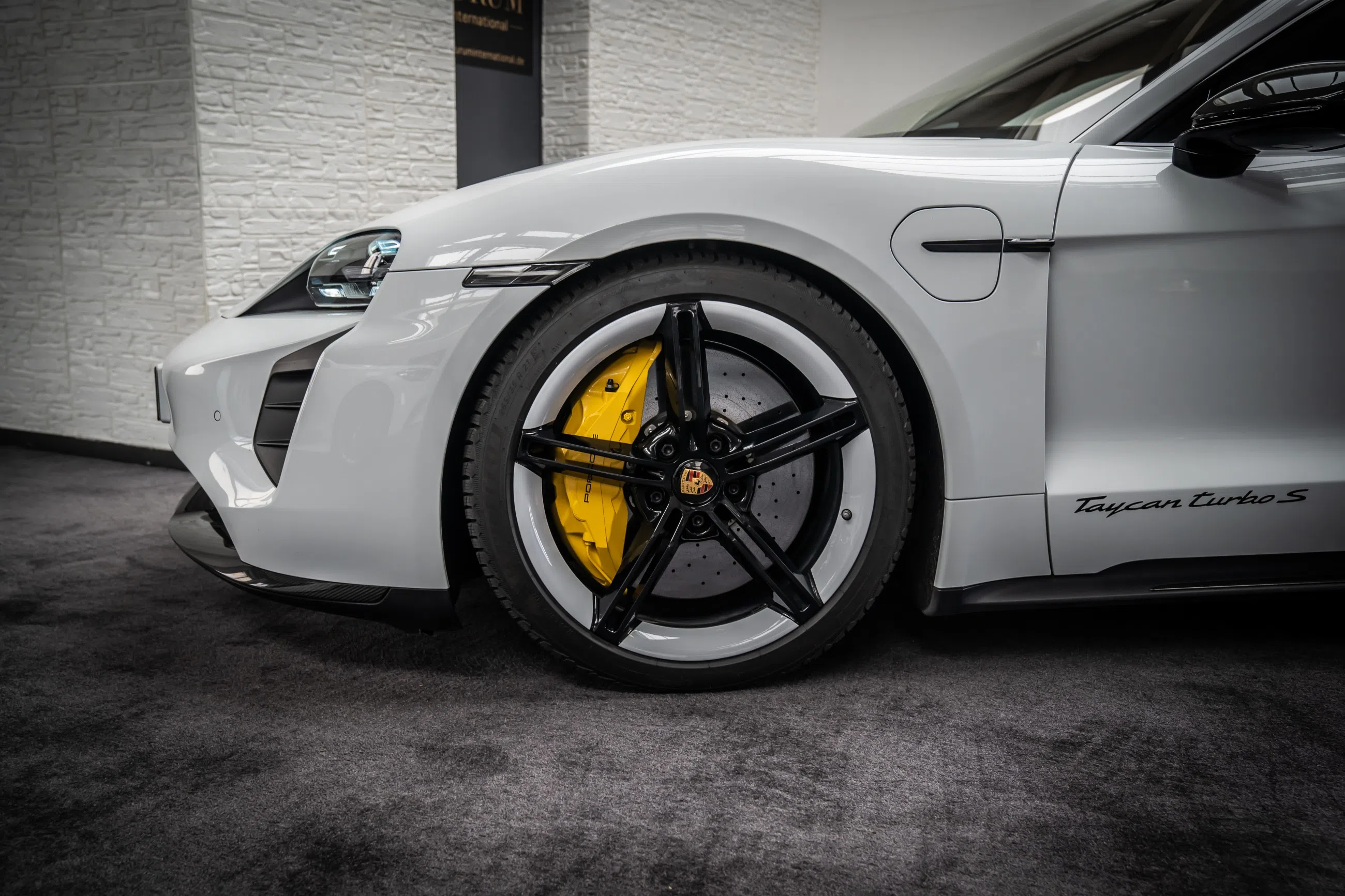 2020 Porsche Taycan TURBO S wheel