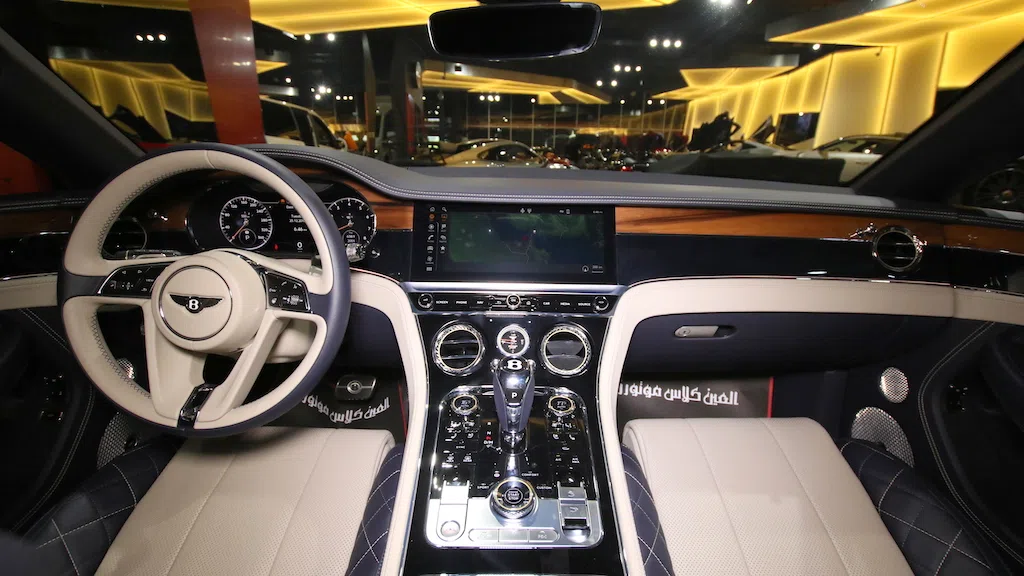 2018 BENTLEY Continental GT – First Edition interior, dashboard, Blue | Beige