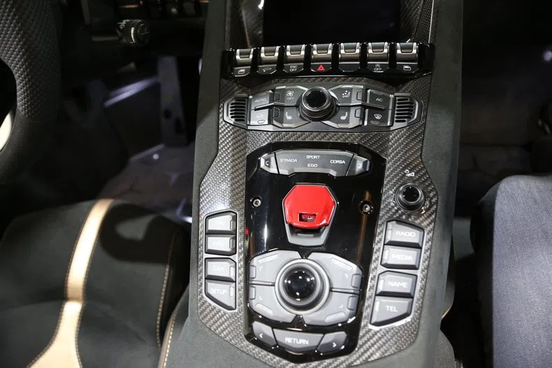 2020 Lamborghini Aventador SVJ Roadster interior