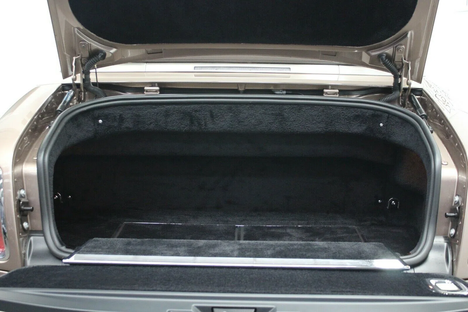 2015 Rolls-Royce Phantom Drophead Coupé Series II trunk