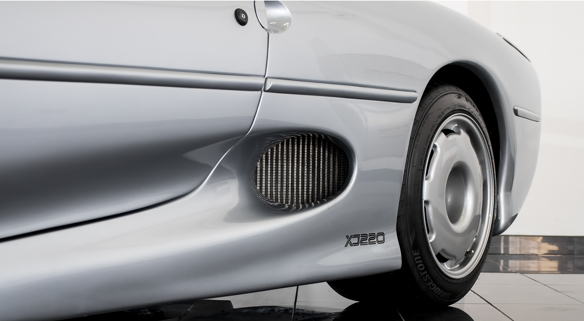 1993 JAGUAR XJ220, 8/14