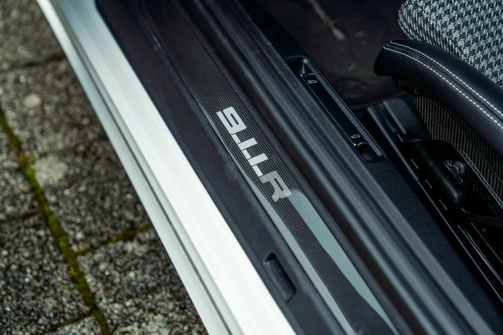 2016 Porsche 911 R interior, door sill