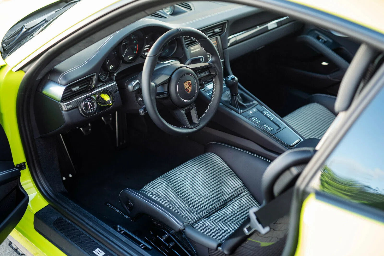 2016 Porsche 911 R interior, dashboard