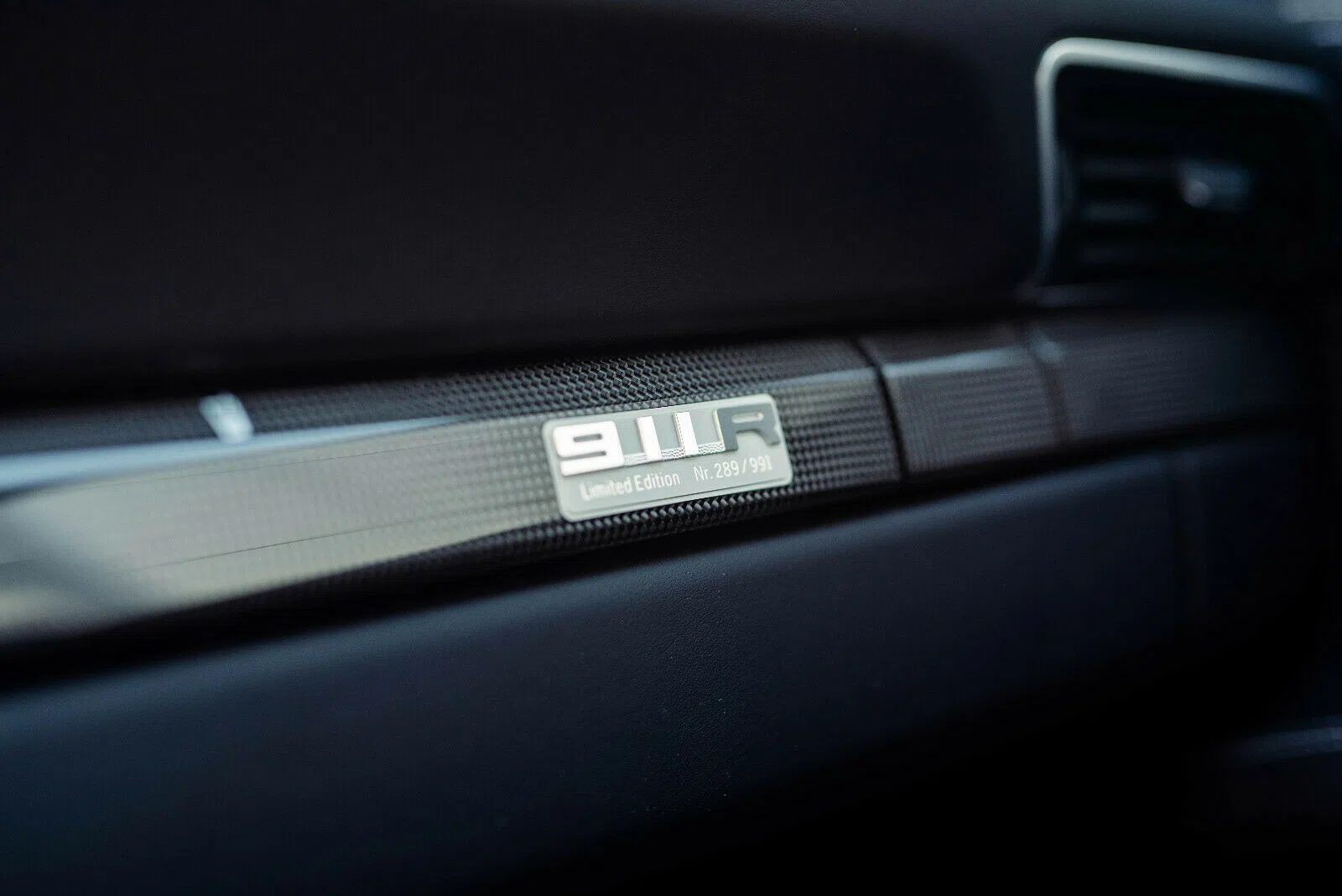 2016 Porsche 911 R interior, door sill