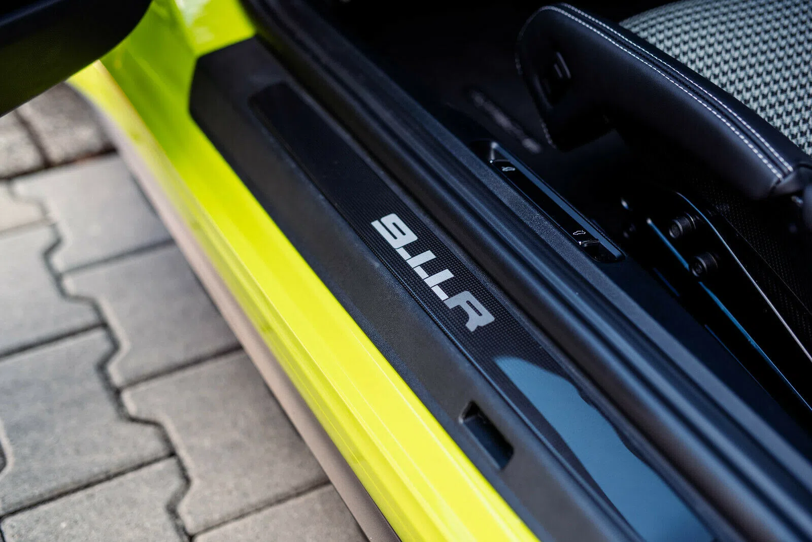 2016 Porsche 911 R interior, door sill