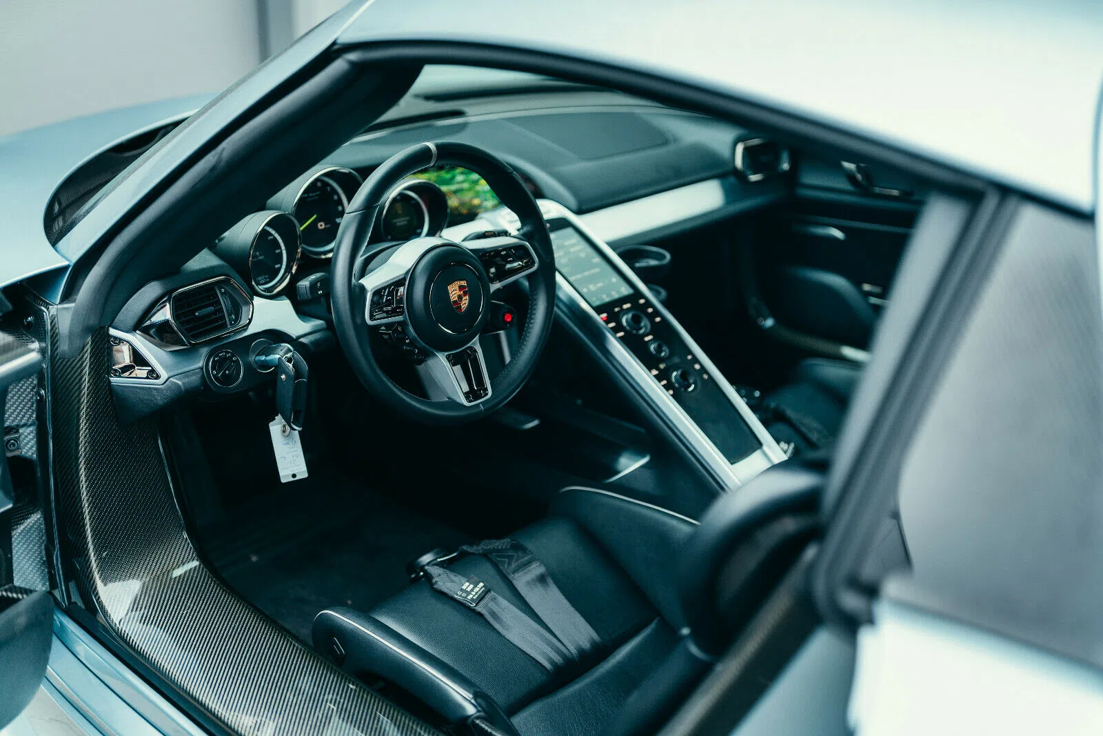 2015 Porsche 918 Spyder interior, dashboard