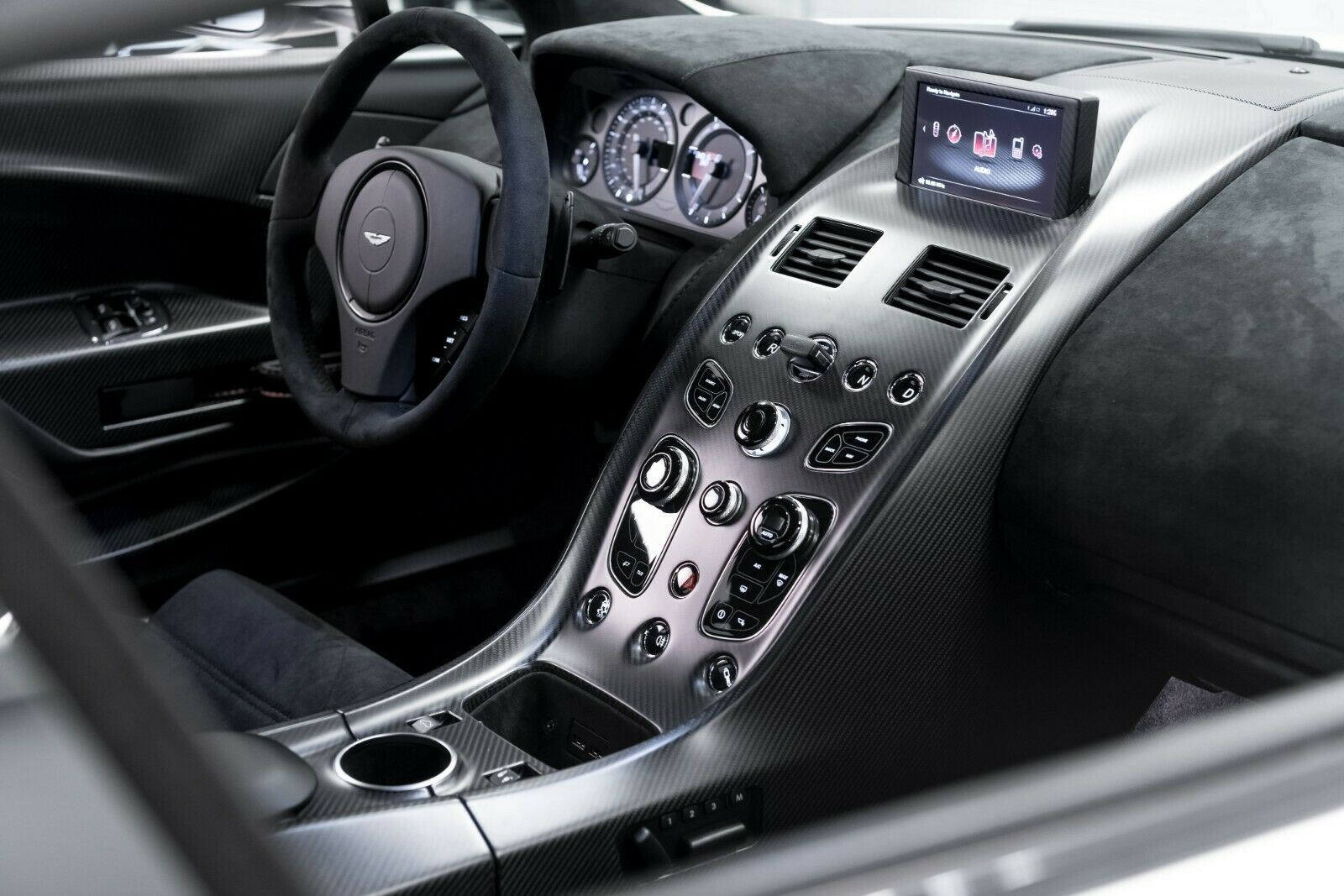 2016 Aston Martin Vantage GT12, 2/15