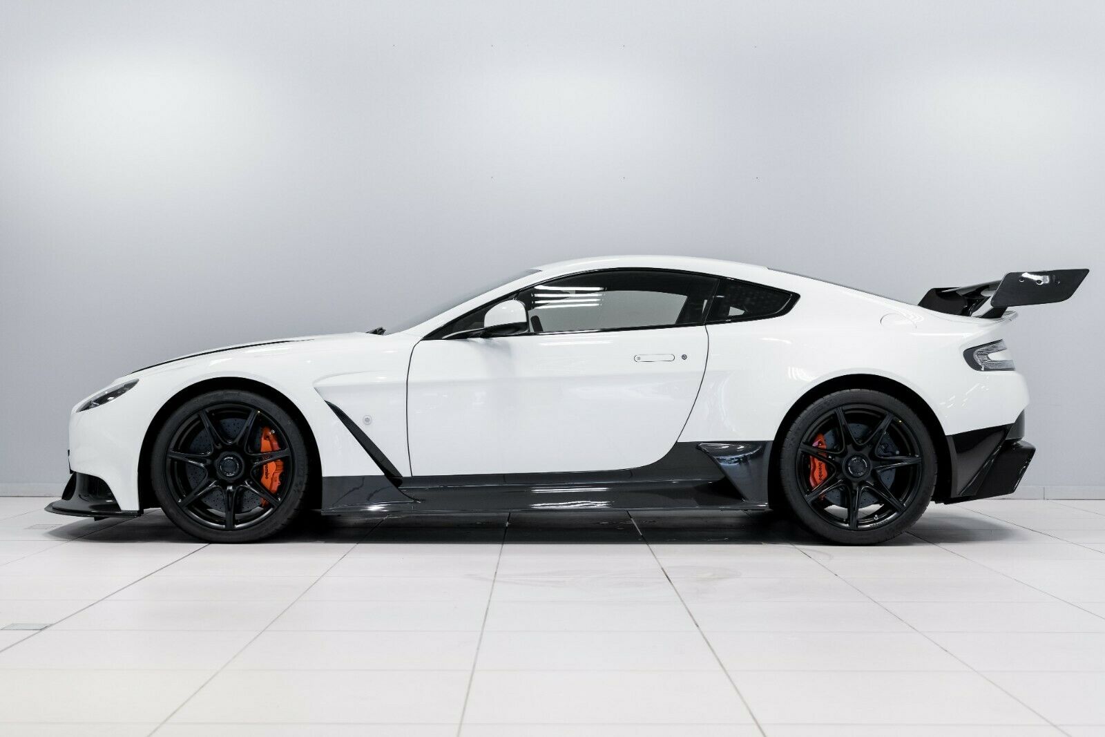 2016 Aston Martin Vantage GT12, 13/15