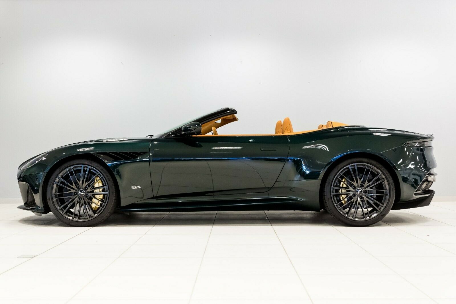 2022 Aston Martin DBS Superleggera V12 Volante by Q, 14/15