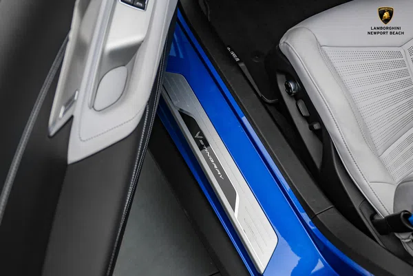 2022 Chevrolet Corvette Stingray interior, door sill, Sky Cool Gray