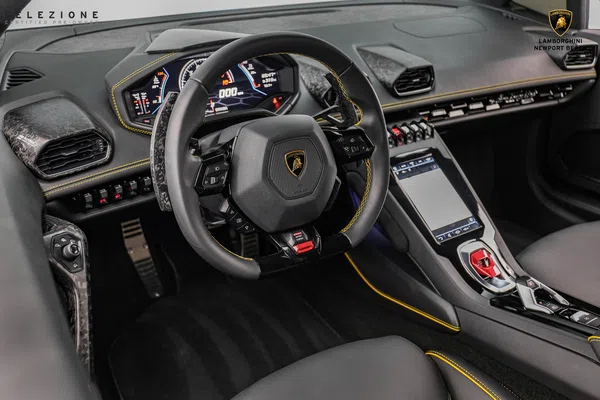 2021 Lamborghini Huracan EVO interior, dashboard